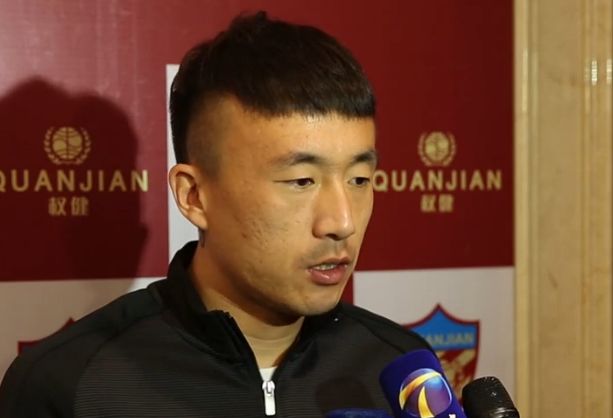 图赫尔视阿劳霍为潜在的后防领袖，拜仁签下金玟哉和于帕梅卡诺时希望他们成为后防领袖，但两人目前未达到这一期待。