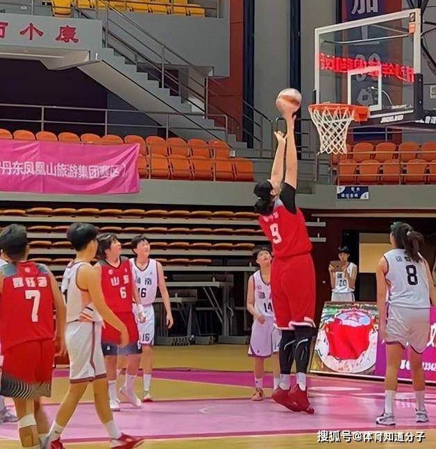 每月一副，就像是每个月多吃一顿大鱼大肉，确实能提高营养摄入、一定程度上改善体质，但光靠吃这种东西，想吃出一个绝世高手那简直就是痴人说梦。
